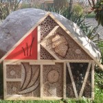 Insektenhaus mit Initialen